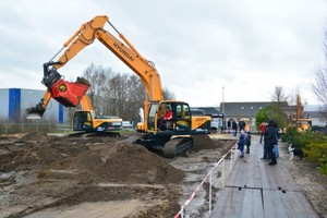  Allu-Separatorschafel am Hyundai -Kettenbagger R260NLC-9A 