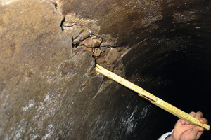   Bei der Untersuchung des über 100 Jahre alten Kanals wurden Risse und Verschiebungen festgestellt Rohrhauben mit Nut für die Einstemmdichtung 