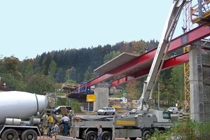  4 Das Betonieren im Pilgerschrittverfahren be-rücksichtigte die Belastbarkeit der Längsträger aus Stahl 