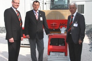  Symbolische Übergabe anlässlich der bauma: Ammann-Vertriebsleiter Oliver Jasper; Bereichsleiter Nagel Mietservice Matthias Schurwonn und Ammann-Gebietsverkaufsleiter Willi Reutter (v.l.n.r.) 