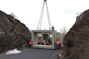  Ein 500-Tonnen Mobilkran brachte die 14 Fertigteile mit einem Gewicht von bis zu 34 Tonnen an Ort und Stelle.  