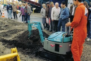  Spielzeug oder Baumaschine? Vor 20 Jahren zeigte der nur 350 kg schwere, handgeführte B 03 Scoppy mit seinen 0,007 m³ Löffelinhalt (ca. 5 l Wassermaß) die Grenzen der Miniaturisierung aufFoto: Verfasser 