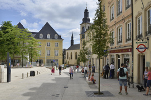  Mit fast 300.000 Besuchern pro Jahr ist die Stadt Luxemburg das beliebteste Tourismusziel im gleichnamigen Großherzogtum. Als Eingang zur Altstadt wartet die Rue Sigefroi seit 2016 mit einem neuen Naturstein-Pflaster auf.  