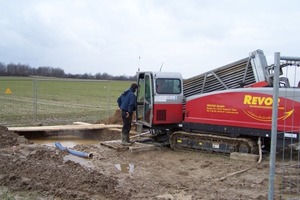  Grundodrill-Bohranlage mit Versorgungs-Lkw bei der Pilotbohrung 