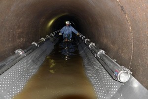  Abwärme aus Abwasser wird hier durch Wärmeübertrager auf der Kanalsohle gewonnen. Elemente von 1 Meter Länge werden zu einem System verbunden. Entzugsleistung 2,03 kW/m² am unteren Auslegungspunkt. 