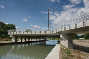  Die fertig betonierte Rahmenbrücke. Rechts im Vordergrund das geknickte Widerlager als Bindeglied zwischen der langen Auffahrt und der RahmenbrückeFotos: Meva 