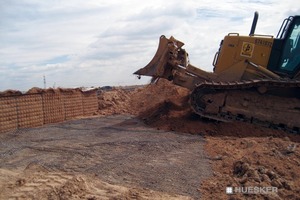  1 Vor-Kopf-Einbau von Hinterfüllmaterial 