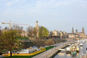  links:  1 Panorama der Dresdner Altstadt mit dem Sonderprofil-Lager2 Vorbereitung der Hobas Sonderprofile für die Verlegung 