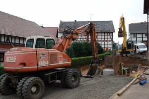  In der Kirchstraße in der Gemeinde Schrecksbach sind 	der Sammler und die Hausanschlussleitungen auf den neuesten Stand gebracht worden 
