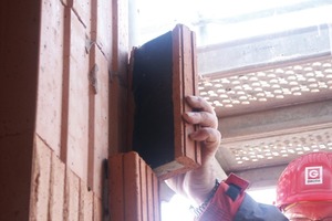  Poroton-Fensteranschlagschale: Die Ziegelschale mit dem Mineralwollkern ist mit Dünnbettmörtel verarbeitet und verhindert Wärmebrücken am Fensteranschlag 