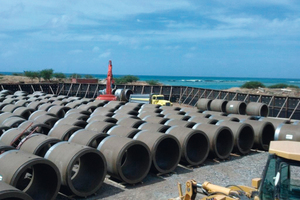  Der rund 381 m lange S-Kurven-Haltung wurde mit Polymerbeton-Vortriebsrohren (ID 1829 mm) der Firma meyer-Polycrete realisiert 