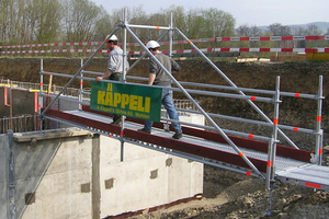  Sicher über die Baustelle – mit einer schnell montierten Überbrückung aus dem AllroundGerüst von Layher 