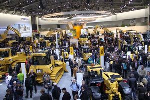  : Der Messestand mit den meisten Besuchern ist traditionell der von Caterpillar und Zeppelin – am Samstag drängten besonders viele Baumaschinenfans in die Halle B6, wie dieses Bild beweist. Von den 530 000 bauma-Besuchern dürften die meisten den Messestand von Caterpillar und Zeppelin gesehen haben 