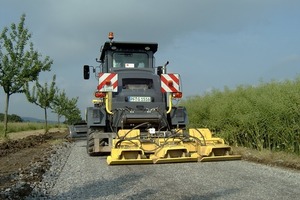  Mit dem Dreiplattenverdichter am Heck des BG 110 TA-4 von HBM-Nobas kann hocheffizient mit nur einer Maschine planiert und verdichtet werdenFoto: HBM Nobas 