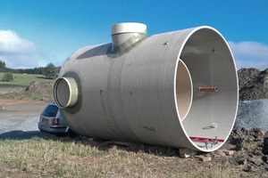  Entlastungsschacht DN 3000 mit Quelltopf und Entlastungsstutzen, über den das Wasser nach Inbetriebnahme des Stauraumkanals in einen Rückhalteteich abgeführt werden kannFoto: Hans Fröber Hoch- und Tiefbau GmbH 