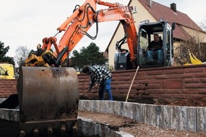  Der engcon-Tiltrotator EC10 erlaubt die Ausnutzung der vollen Baggerreichweite und damit den wirtschaftlichen Einsatz des Hitachi-Achttonners im GaLaBau 