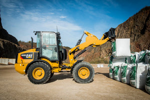  oben: Neu in der Klasse 5 bis 7 t Einsatzgewicht: Die Cat Radlader 906M, 907M und 908M mit sparsamem Stufe IIIB-Motor.Die kompakten Cat Radlader sind echte Universal-maschinen für Bauhof und Baustelle, für Galabau, Industrie und Landwirtschaft. 