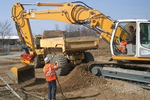  Akustische Warnsignale allein sind nach den Erfahrungen der BG BAU nicht ausreichend, weil beim Einsatz mehrerer Baumaschinen keine eindeutige Zuordnung möglich ist 