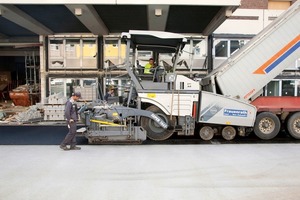  v.l.n.r.: Die Kombination aus Asphalt und Zement verleiht hohe Tragkraft: Einbau des Spezialmaterials Densiphalt mit Vögele Fertigern im Bereich des Düsseldorfer Busbahnhofs. Einbau unter beengten Verhältnissen: Auf der Baustelle in der Düsseldorfer Innenstadt mussten die Vögele Fertiger – hier ein Super 1600-2 – millimetergenau navigieren. 