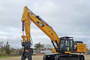  Mit dem 36-Tonner 336F SB läutet Caterpillar eine neue Baureihe von Abbruchbaggern ein. Konzipiert wurde der Cat 336F SB mit geradem Ausleger für Abbrucharbeiten, die keine großen Arbeitshöhen erforderlich machen. Das Kontergewicht beträgt 8,4 t. Ein Cat Acert-Motor 9.3 (Euro IV) liefert die Leistung, die für die harten Einsatzbedingungen nötig ist. Um den Kraftstoffverbrauch möglichst niedrig zu halten, sind drei Lastmodi (Standard, High und Eco) verfügbar. Aufgrund des hohen Abriebs im Abbrucheinsatz sind die Laufrollen mit einem Schutz über die gesamte Länge ausgestattet. Schutzverkleidung erhielten außer der Bodenplatten auch der Unterwagen, die Drehdurchführung und der Löffelzylinder.  