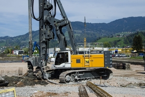  Ein Großdrehbohrgerät vom Typ LB 44 von Liebherr auf einer Baustelle im österreichischen Dornbirn. 