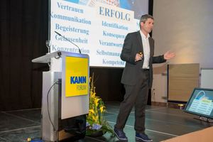  Dr. Markus Merk, Deutschlands bekanntester Schiedsrichter, gab in seinem Vortrag Tipps zur schnellen Entscheidungsfindung. 