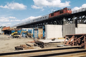  1 Um die Eisenbahnverbindung möglichst lange aufrecht zu erhalten, wurden die Vorlandbrücken der neuen Oderbrücke an beiden Ufern auf einer Traggerüstkonstruktion (links) vorgefertigt und erst nach Fertigstellung in ihre Endposition verschoben 