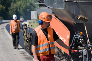  Straßensanierung mit dem InLine-Pave-Verfahren, bei dem die Binder- sowie die Deckschicht in einem Arbeitsgang „heiß auf heiß“ eingebaut werden, was den Schichtenverbund verbessert und für langlebigere Straßenbeläge sorgt. 