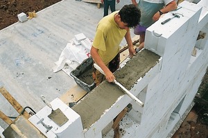  10) Mit Porit-U-Schalen-Elementen lassen sich Öffnungsüberdeckungen einfach und schnell herstellen. Diese müssen bis zur Aushärtung des Betonkerns unterstützt werden. 