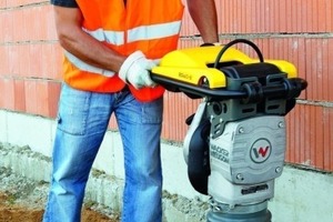  Wacker Neuson Stampfer BS 60-2  mit WM 80 - Zweitaktmotor und langem Hub für schwere und bindige Böden Foto: Wacker Neuson 