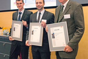  Das Gewinnerteam der 9.&nbsp;Baubetriebsübung: Anton Warkentin und Alexander Witt mit Professor Dr.-Ing. Horst Rückel von der Fachhochschule Kaiserslautern 