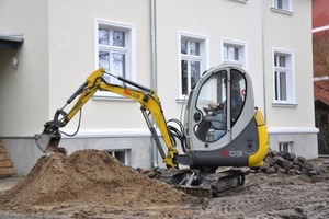  Unternehmer Hartmut Hirschböck-Stein führt klassische Galabau-Arbeiten wie Wegebau, Teichbau und das Anlegen von Grünanlagen ausFoto: Wacker Neuson SE 