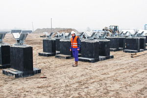  Fundamente für drei Pipelines nebeneinander. Bauleiter Schütte: „Da einige Rohrleitungsfundamente im Winter montiert wurden, musste nach der Ausrichtung der Schubknaggen und Einbauteile der Fundamentköcher mit Vergussmörtel betoniert werden 