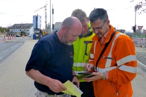  Baumaßnahme B14 Vaihingen: Michael Dostal (re.) demonstriert den Einbaumeistern Frank Menzel (li.) und Alexander Gall (mitte) zum ersten Mal die neuen Möglichkeiten. 