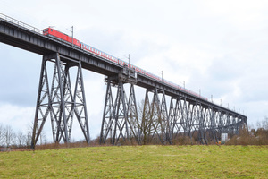  Die Eisenbahnbrücke ist über 100 Jahre alt. Nun wurden ihre Fundamente für den heutigen Güterverkehr statisch ertüchtigt. 