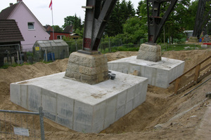  Mehr Gewicht an die Füße: damit die Brücke auch bei höheren Bremslasten einen festen Stand hat, erhielten die vorhandenen Fundamente Lastmanschetten aus Beton. 