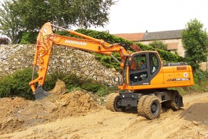  8 Der DX190W von Doosan aus Korea, hier mit Verstellausleger, wiegt zwischen 17,8 und 19,3 t und bietet Löffelinhalte von 0,38 bis 0,93 m³Foto: Doosan 