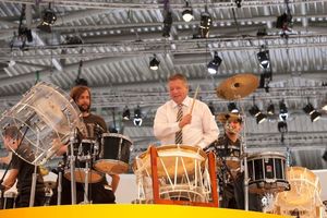  Michael Heidemann löste bereits vor Messeende seinen Wetteinsatz auf der bauma ein: Er hatte gewettet, dass es nicht gelingt, das bauma-Ergebnis von 2010 zu toppen. Doch die Zeppelin Vertriebs- und Servicemitarbeiter legten sich so ins Zeug, dass sie schon zur Wochenmitte die Wette gewonnen hatten. Für den Chef der Zeppelin Baumaschinen GmbH bedeutete die verlorene Wette, dass er zusammen mit den Schlagzeugern, die mehrmals täglich ihr Können in Halle B6 zeigten, hoch oben auf dem Stand trommeln musste. Unter großem Beifall der Standbesetzung gab Michael Heidemann den Rhythmus vor und bewies dabei viel Gefühl für Takt und Rhythmus 