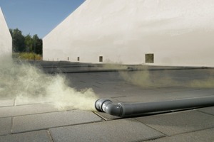  Die Abbildung hier zeigt den Versuchsaufbau zur Messung der Schadstoffumwandlungrechts: Zum Versuch wurde das Airclean-Pflaster zwischen Canyons eingebaut. So wird die Situation im Städtebau simuliert 