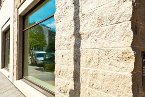  Die Fassade des Bürohauses steht für die gelungene Kombination von traditioneller Steinmetztechnik mit High-Tech-Wärmeschutz 
