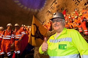  Martin Herrenknecht, Vorsitzender des Vorstandes, Herrenknecht AG beim Durchstich des Tunnelprojekts am Gotthard. 