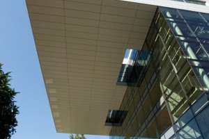  Neues Studien- und Servicezentrum „SuperC“ der RWTH Aachen: die hier installierte Geothermie-Anlage kann bis zu 80 % des Wärme- und Kältebedarfs des Gebäudes abdeckenAbbildungen: Simona 
