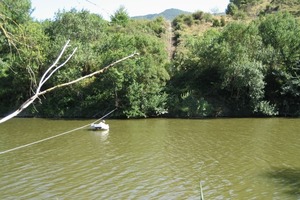 1 HDD-Felsbohrung unter einen Fluss in Nordspanien (Bohrkopfortung von einem Boot aus) 
