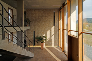  Modernität: Die Glasfassade des Eingangsbereiches des Verwaltungsgebäudes steht für die Modernität des Neubaus 