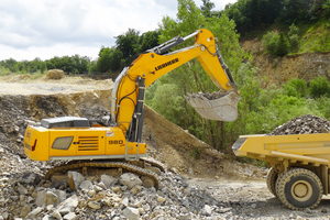  Im Kalksteinbruch der Schwenk Zement KG belädt der neue Liebherr-Raupenbagger R 980 SME einen Muldenkipper für die Versorgung der Brecheranlage. 