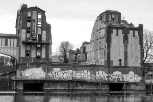  Nach dem Brand im Jahr 2002 war das Mühlengebäude einsturzgefährdet, die technische Infrastruktur zerstört. 