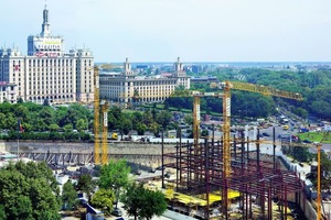  Der moderne, hochfunktionale Bürokomplex City Gate wird an der Hauptverbindung zwischen dem Stadtzentrum Bukarests und dem Henry Coanda International Airport in einer Bauzeit von zwei Jahren errichtet 