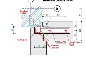  Bei der Fassadenausführung wurden die unteren Elemente, die jeweils auf den Köcherfundamenten für die Stahlbetonstützen aufliegen, als 25 cm dicke Sockelelemente ausgeführt. Die nachfolgenden Fassadenelemente sind ebenfalls 25 cm dick und erzielen mit dem integrierten Dämmkern einen Wärmedurchgangskoeffizent von 0,49 W/(m²K).  