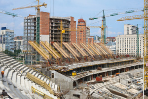  Das Olympiastadion in Kiew weist nach der Erweiterung und Modernisierung 70.000 Sitzplätze auf und ist Austragungsort des EM Finalspiels am 1. Juli 