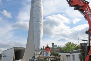  In Werksqualität zur Einbaustelle: Mit dem Mobilkran wird der getränkte Schlauchliner vom LKW auf den Inversionsturm gehoben 